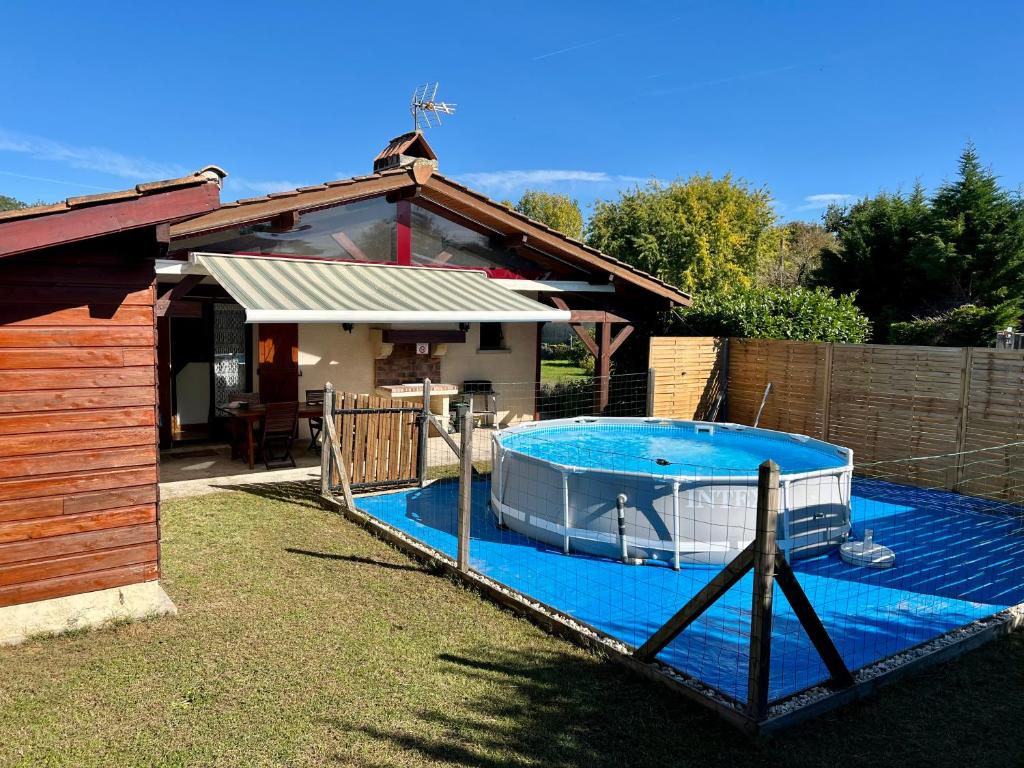 una gran piscina frente a una casa en GITE DU MEDOC - sorties en bateau prive et visites guidees, en Lesparre-Médoc