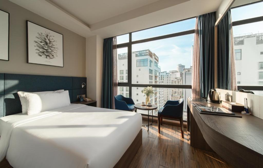 Postel nebo postele na pokoji v ubytování Aaron Hotel