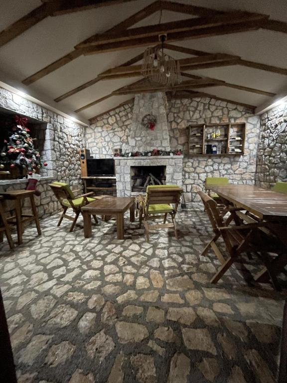 Restaurace v ubytování Cosy Cottage with Private Pool - Andrej