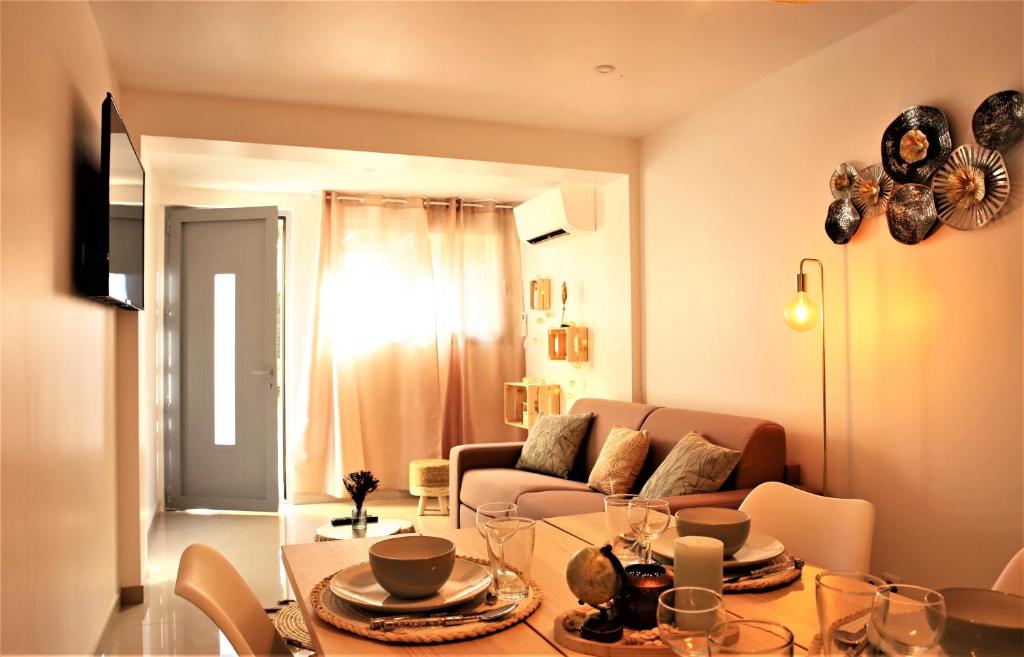 sala de estar con mesa y sofá en #Golden Dream's By Nogar'Homes -Wi-Fi-Netflix-Climatisation-Parking, en Nogaro