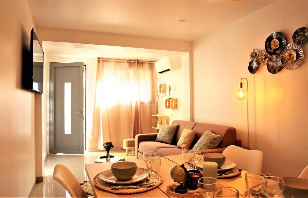 a living room with a table and a couch at #Golden Dream's By Nogar'Homes -Wi-Fi-Netflix-Climatisation-Parking in Nogaro