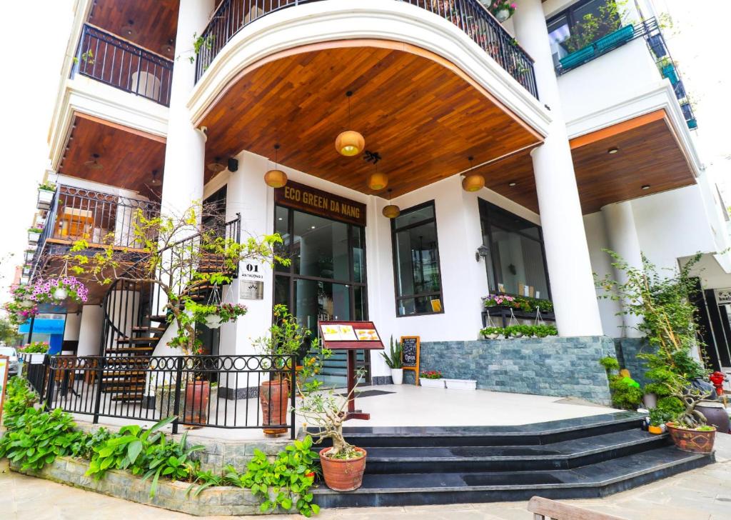 uma entrada para um edifício com telhado de madeira em Eco Green Boutique Hotel Da Nang em Da Nang