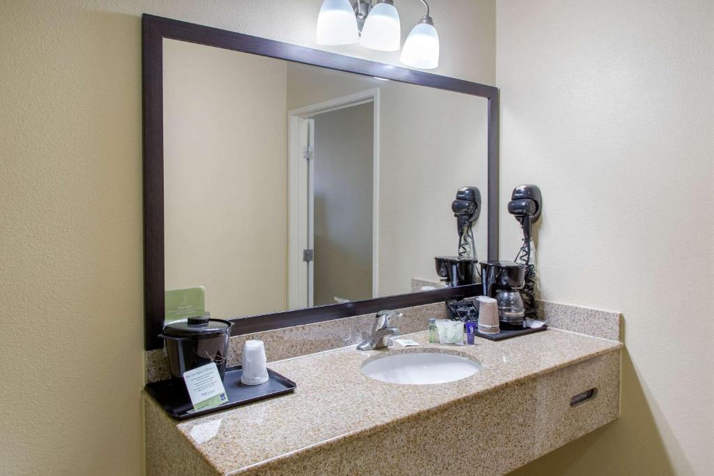 Ein Badezimmer in der Unterkunft Sleep Inn &amp; Suites Bakersfield North