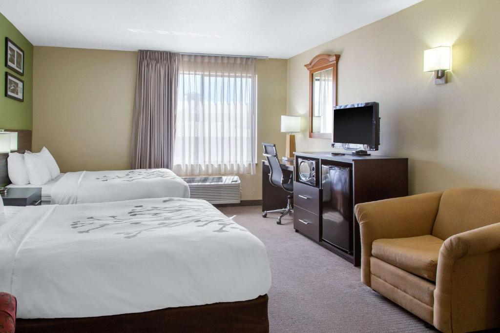 ein Hotelzimmer mit zwei Betten und einem Flachbildfernseher in der Unterkunft Sleep Inn &amp; Suites Bakersfield North in Bakersfield