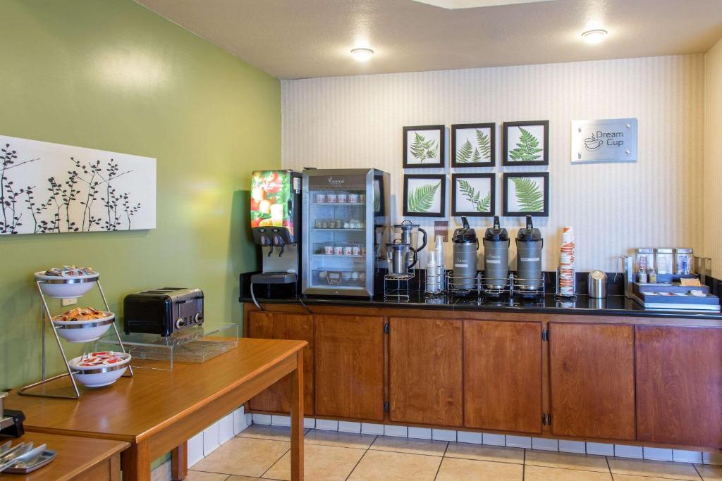 ein Café mit einer Theke und einer Kaffeemaschine in der Unterkunft Sleep Inn &amp; Suites Bakersfield North in Bakersfield