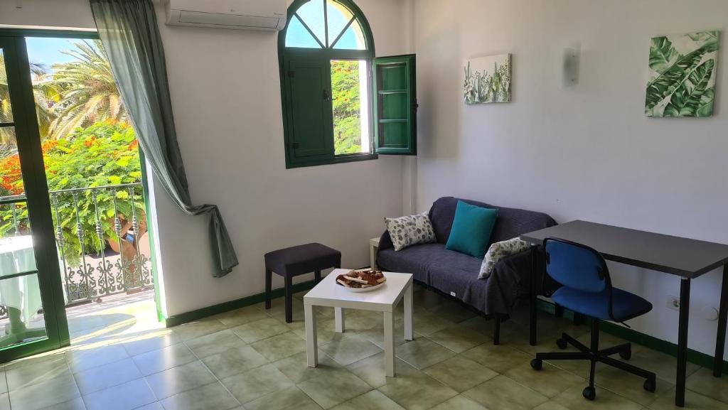 A seating area at Ílios de Mogán
