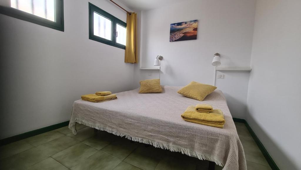A bed or beds in a room at Ílios de Mogán