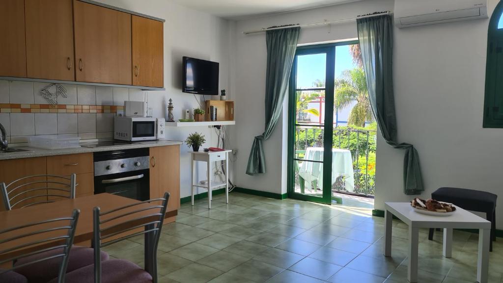 A kitchen or kitchenette at Ílios de Mogán