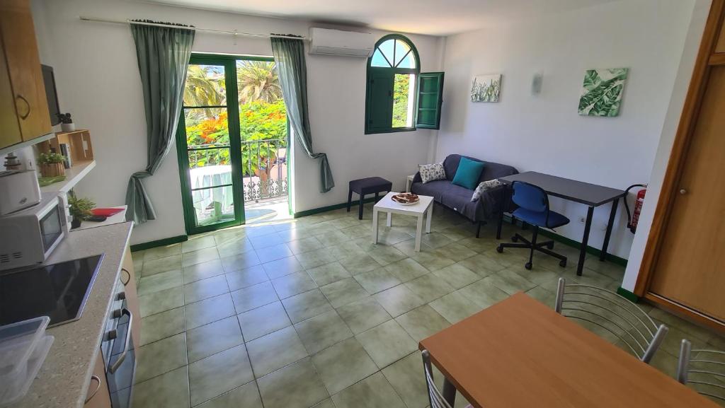 A seating area at Ílios de Mogán