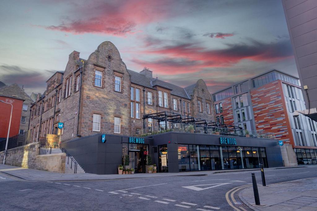 BrewDog DogHouse Edinburgh في إدنبرة: مبنى على شارع المدينة مع سماء غائمة