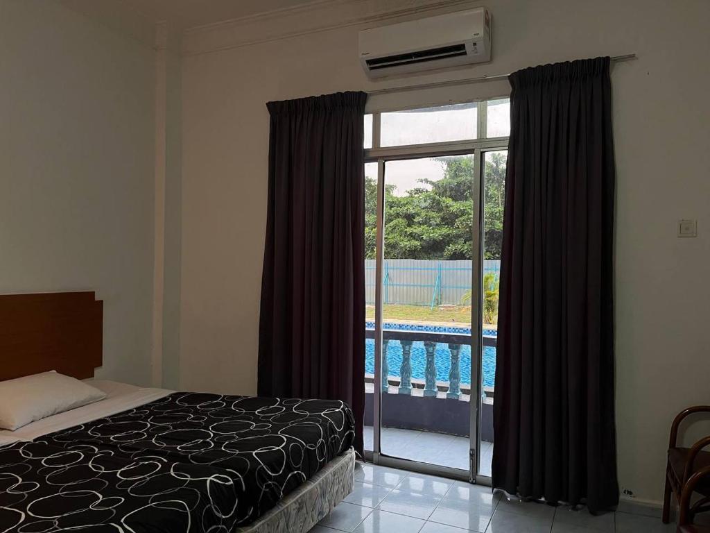 Postel nebo postele na pokoji v ubytování SURIA BEACH RESORT Pangkor
