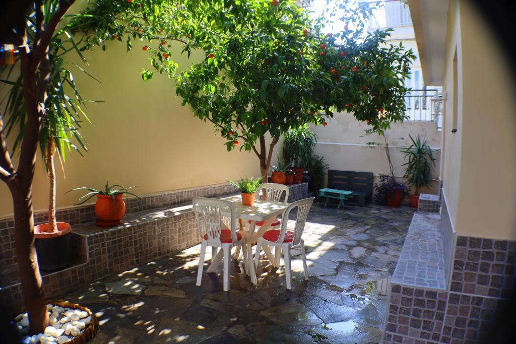Ogród w obiekcie Filoxenia Apartment