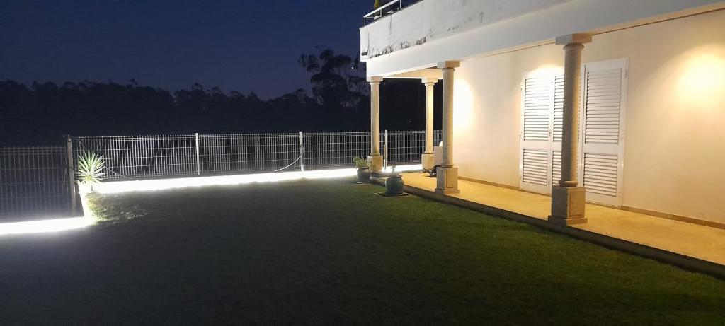 une maison avec des lumières sur son côté la nuit dans l'établissement Casa Monte Beira Rio, à Touguinho