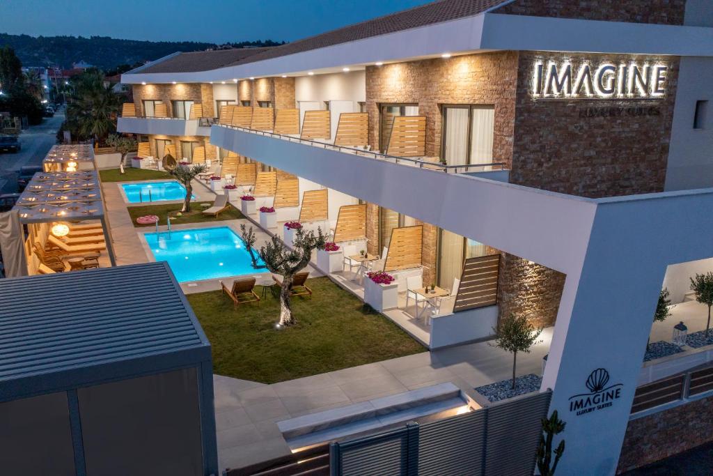 una vista aérea de un hotel con piscina en Imagine Luxury Suites, en Nikiti