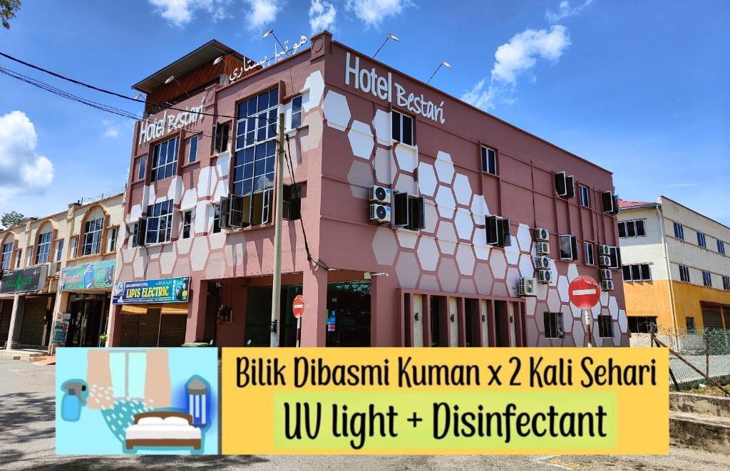 un bâtiment avec un panneau devant lui dans l'établissement Hotel Bestari, à Kuala Lipis