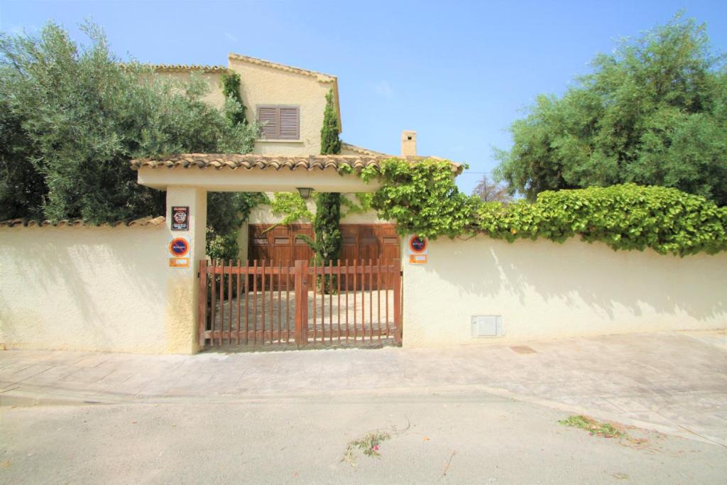 dom z bramą i płotem w obiekcie Chalet CasaTuris en Urb. La Font Sant Joan d´Alacant CH102 w mieście San Juan de Alicante