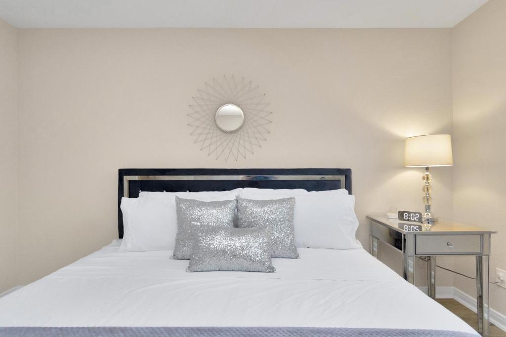 Luxury King w/Resort-style Pool, Wi-Fi & Parking - Apartamento De Una Habitación