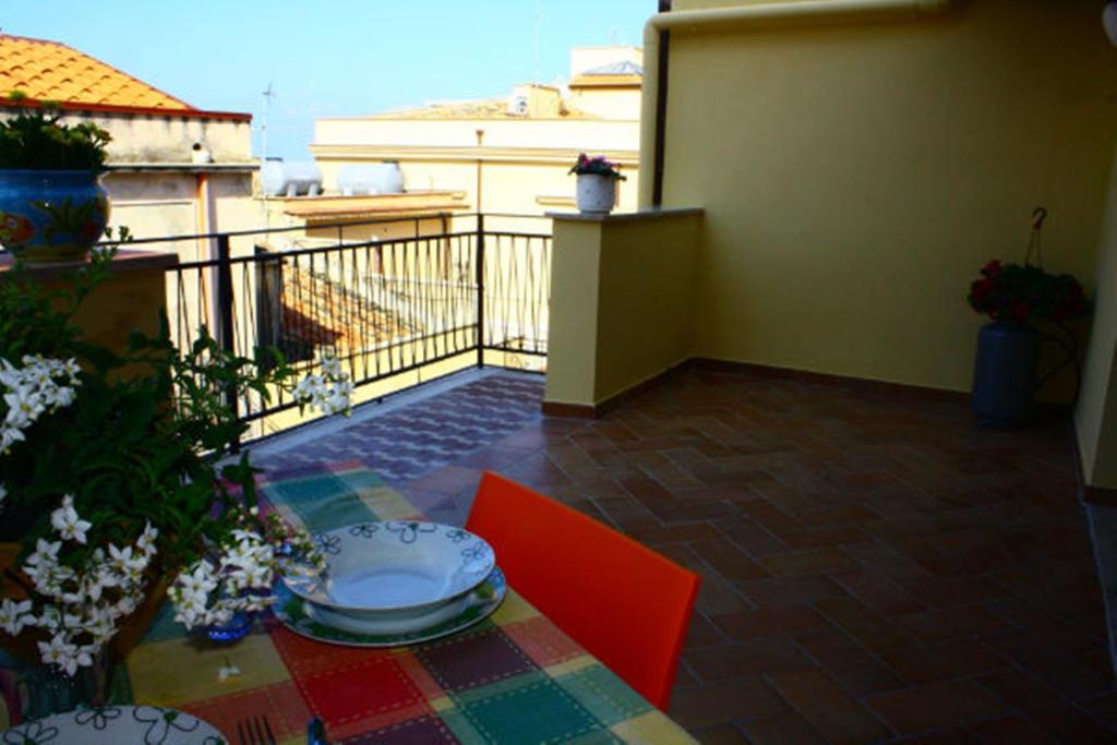 einen Balkon mit einem Tisch und Meerblick in der Unterkunft Agliastri Apartments in Castellammare del Golfo