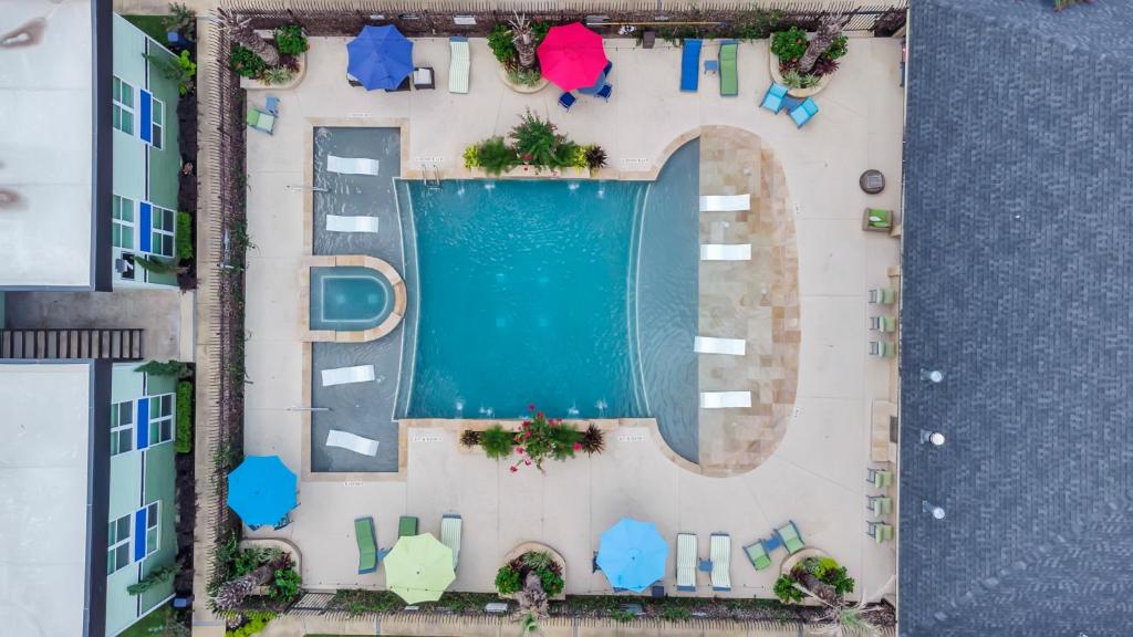 an overhead view of a pool at a resort at Luxury King w/Resort-style Pool, Wi-Fi & Parking in Houston