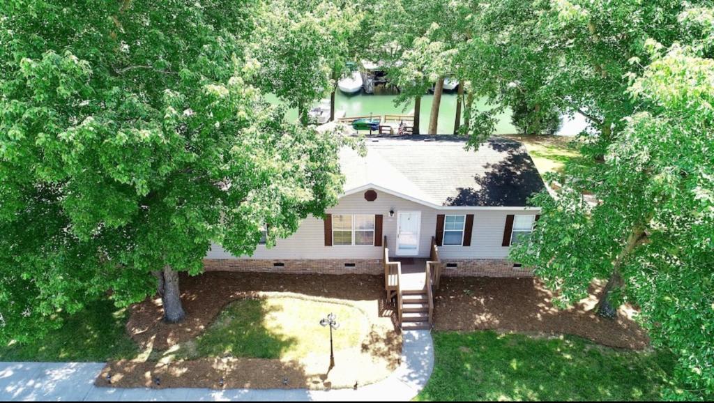 Affordable Lake Norman 4BR Home with Dock, Fire Pit & Kayaks, Sherrills