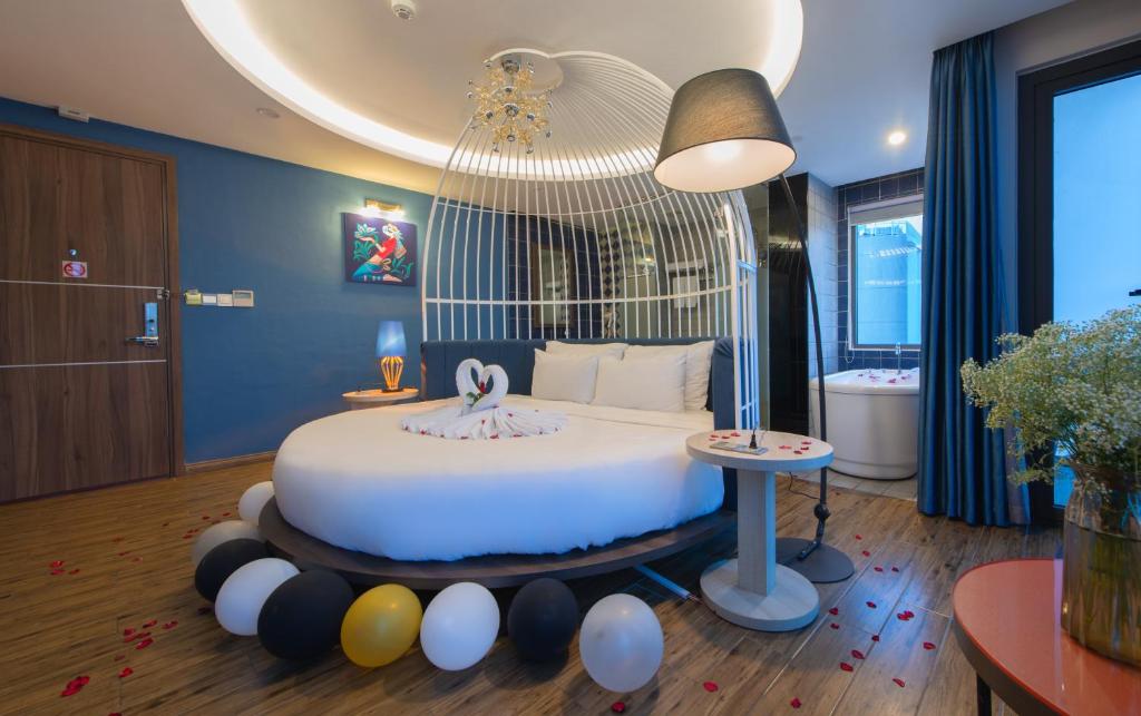 Postel nebo postele na pokoji v ubytování Aaron Hotel