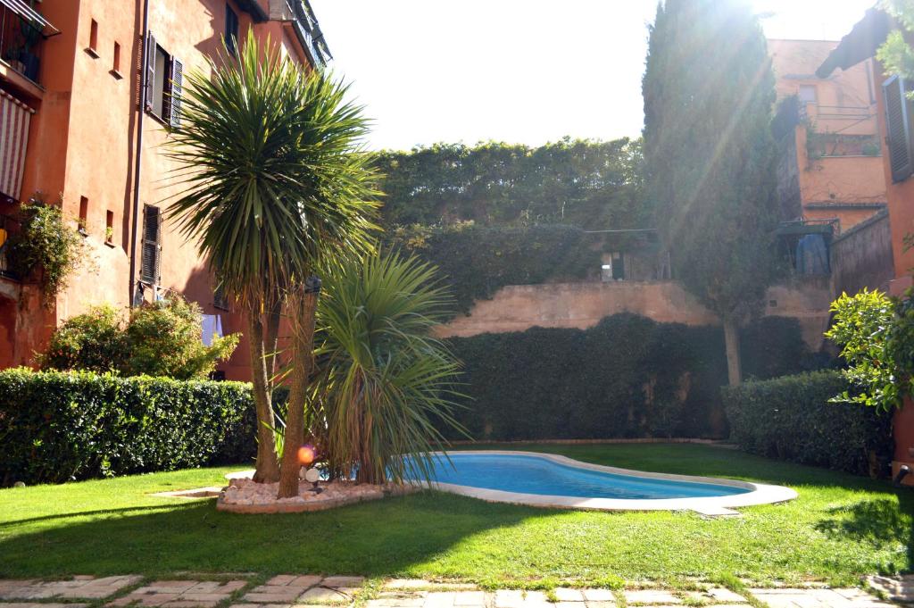 Monolocale con piscina a Trastevere 내부 또는 인근 수영장