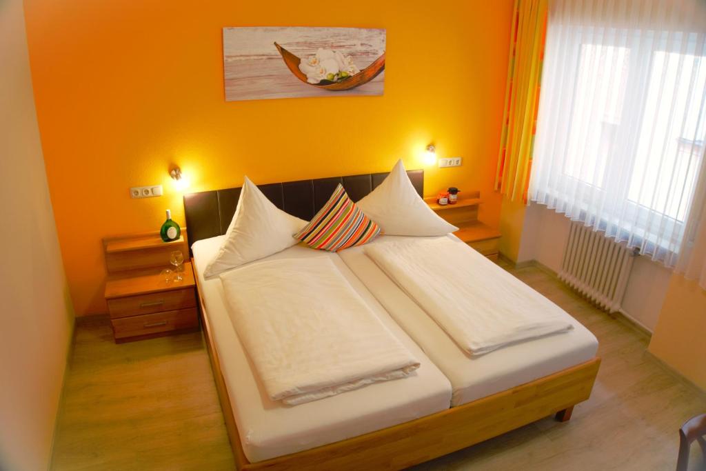 1 dormitorio con 1 cama con 2 almohadas en Gasthof zum Löwen, en Gössweinstein