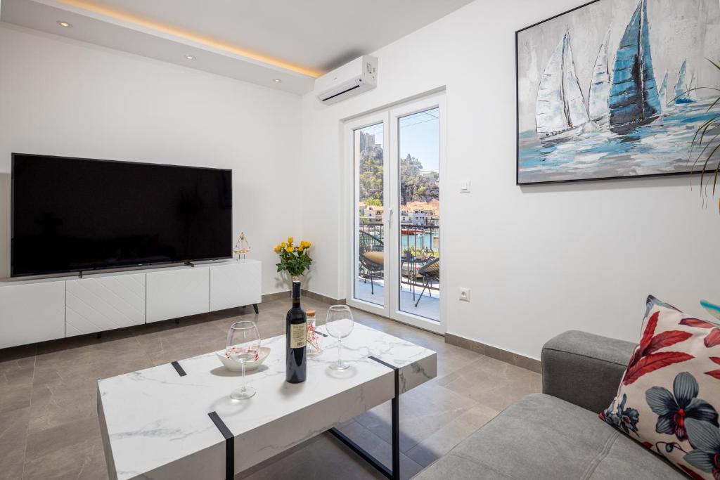 Televízia a/alebo spoločenská miestnosť v ubytovaní Apartment Navika