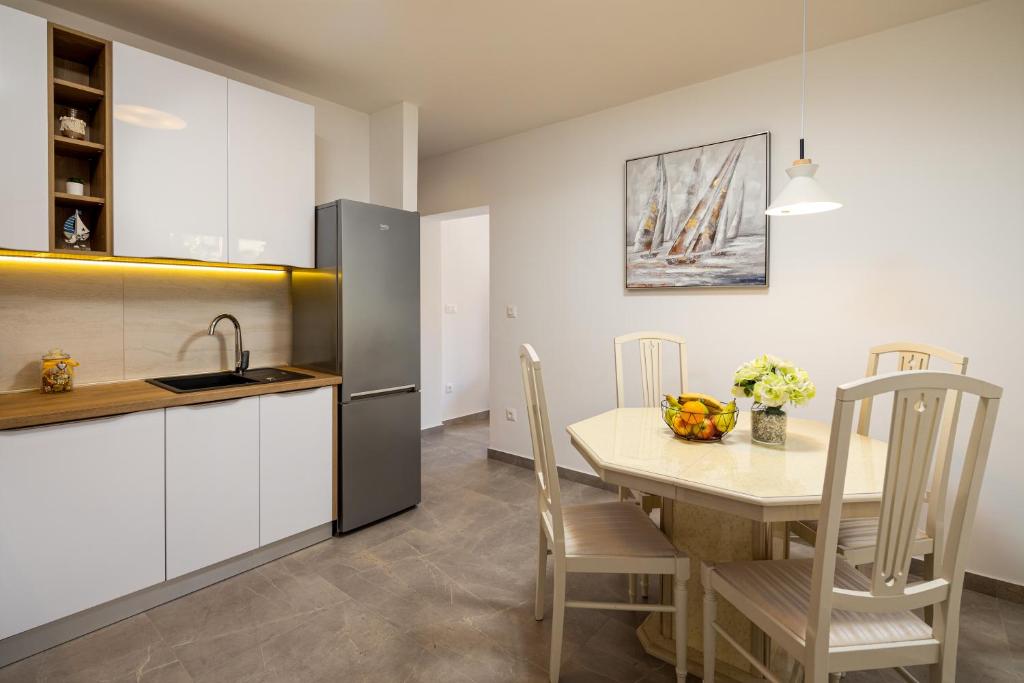 Kuchyňa alebo kuchynka v ubytovaní Apartment Navika