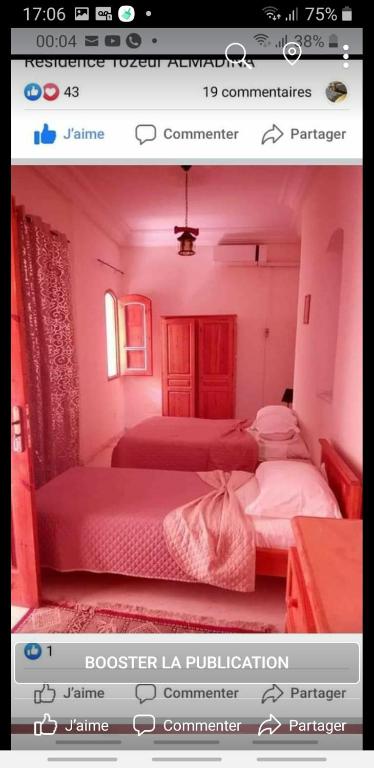 uma fotografia de um quarto cor-de-rosa com duas camas em Residence Tozeur Almadina em Tozeur
