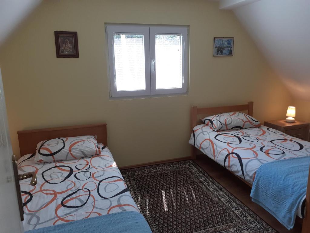 Postel nebo postele na pokoji v ubytování Lepa kuca Tara Kremna