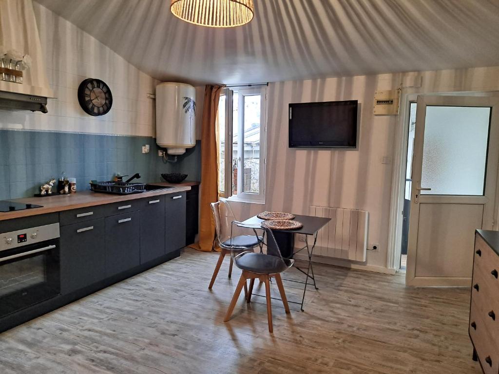 Kuchyň nebo kuchyňský kout v ubytování studio rénové et patio pour vélo
