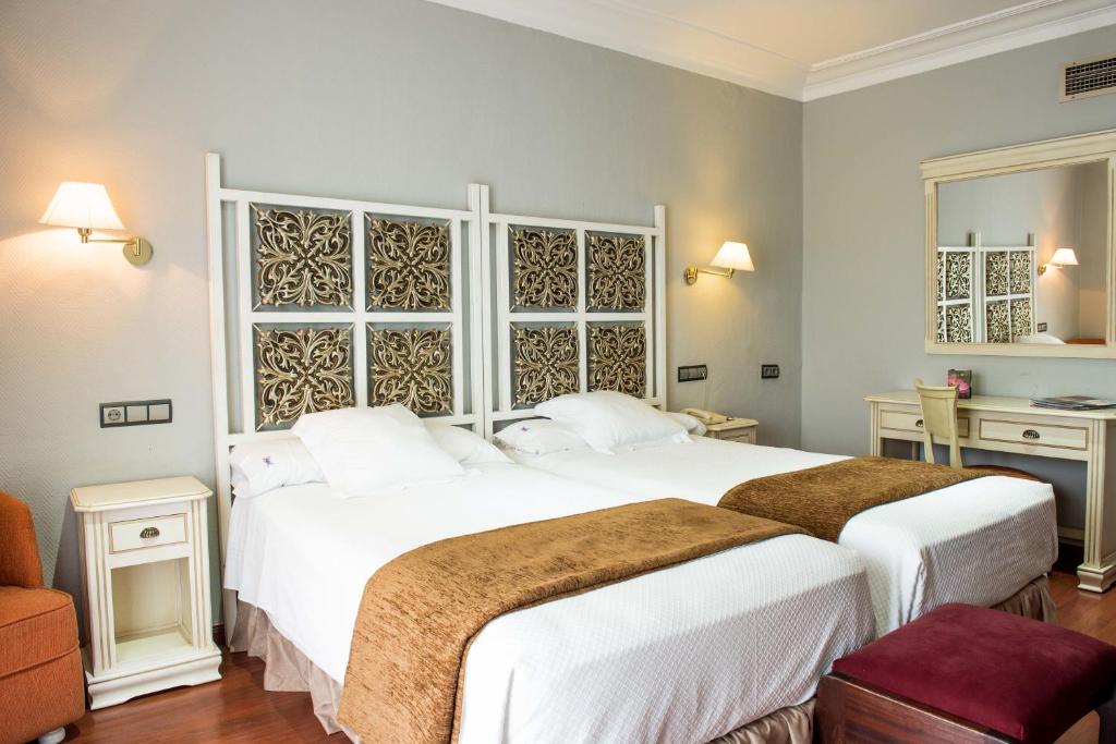 A bed or beds in a room at Los Angeles Hotel & Spa