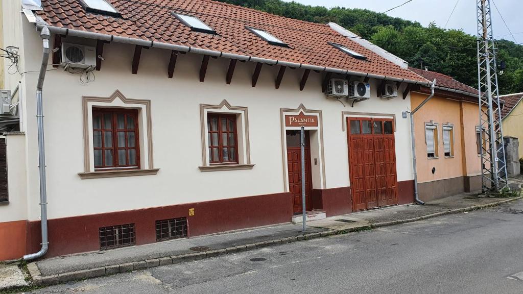The building in which a panziókat is located