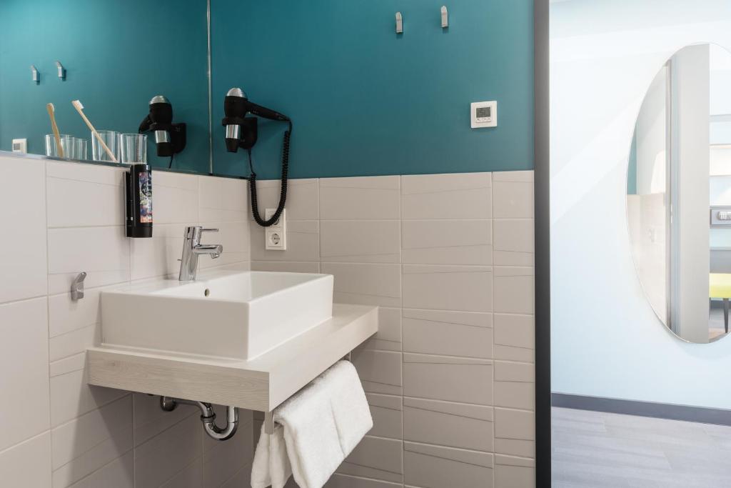 Holiday Inn - the niu, Seven Dusseldorf Ost by IHG - Resim 16