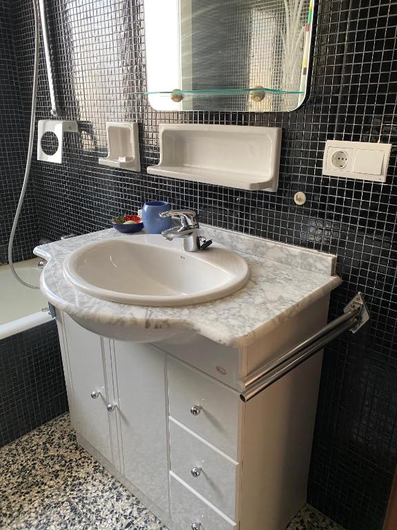 Kép Appartement spacieux, front de mer, vue splendide szállásáról Salouban a galériában