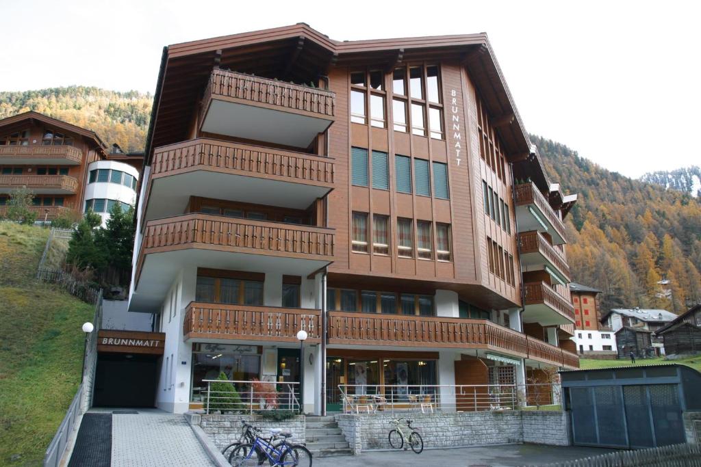 a building with bikes parked in front of it at Ferienwohnung Steinmattstrasse in Zermatt