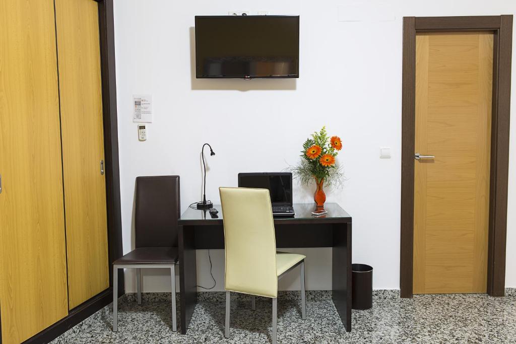 Televízia a/alebo spoločenská miestnosť v ubytovaní Hotel de Los Faroles