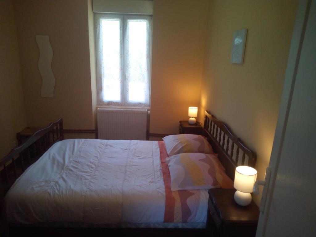 Posteľ alebo postele v izbe v ubytovaní GITE LA GRANDE AVALOUX