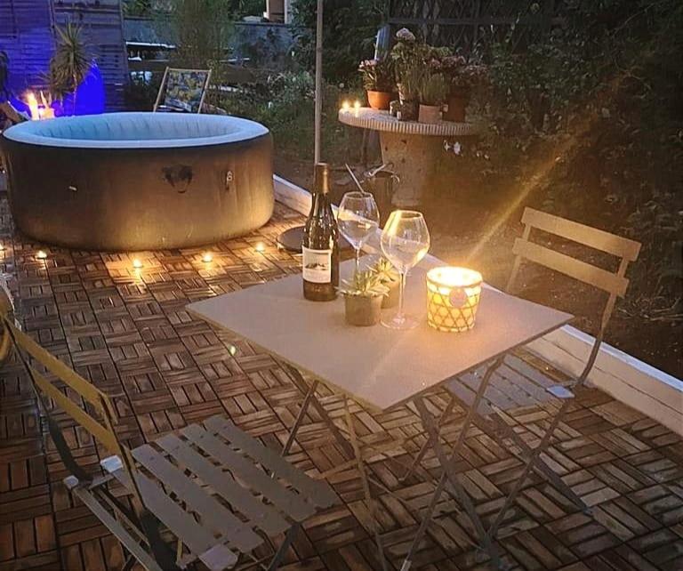 Nápoje v ubytování Superbe appartement avec jacuzzi avec jardin privé