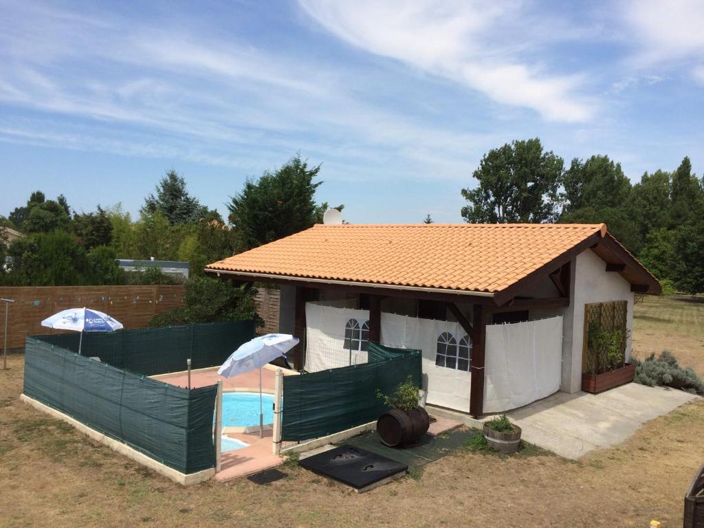 Casa pequeña con piscina y sombrilla en GITE DES PHARES - sorties en bateau prive et visites guidees, en Lesparre-Médoc