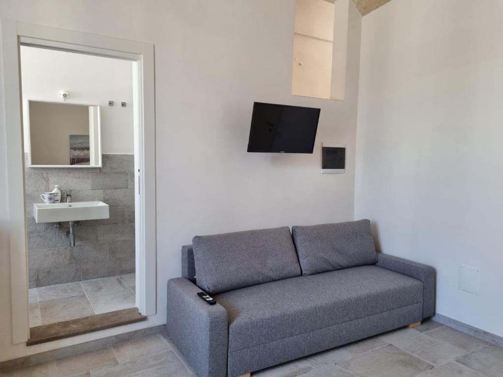 A television and/or entertainment centre at Le radici