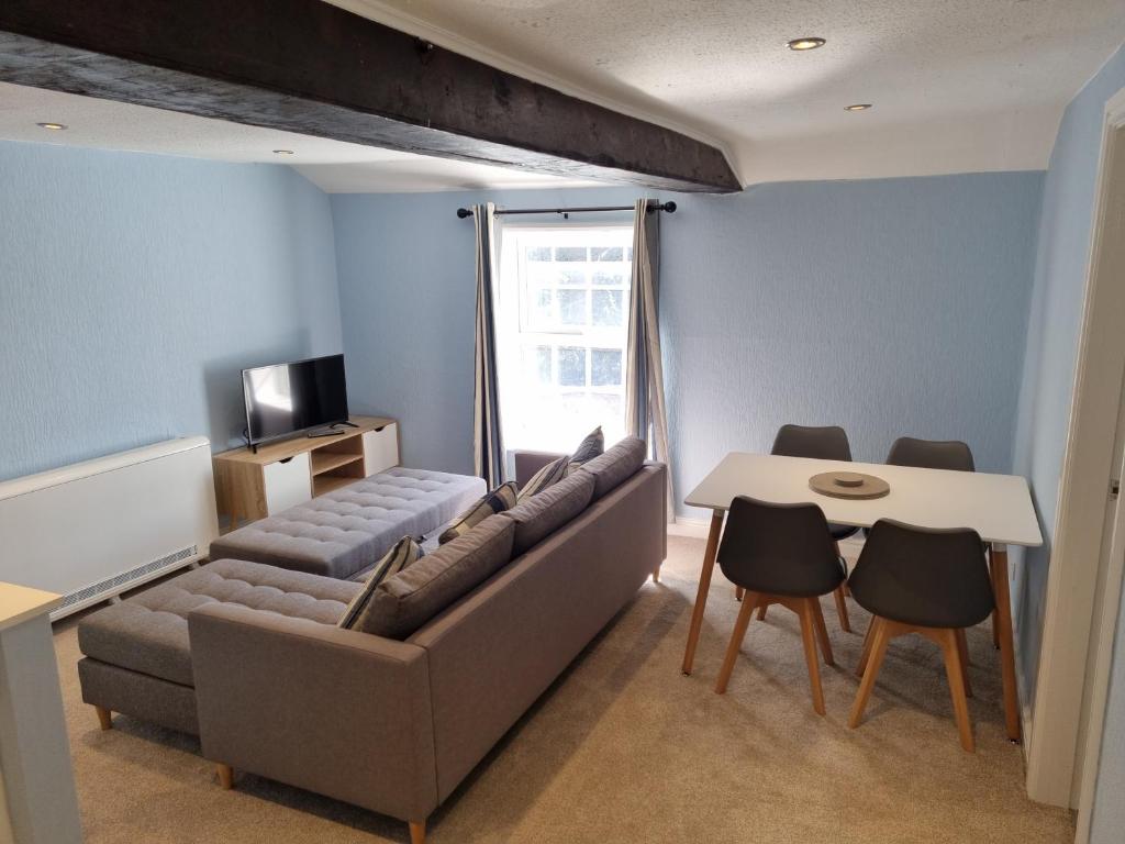 un soggiorno con divano e tavolo di Gorgeous 1 Bed Apartment in Wetwang a Great Driffield
