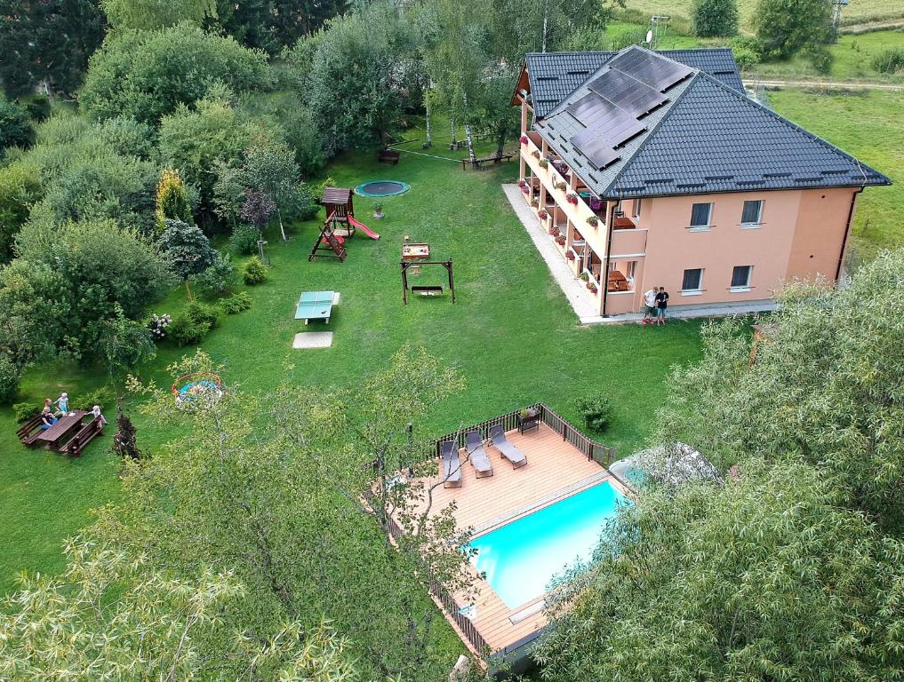 een luchtzicht op een achtertuin met een zwembad bij Apartments Nad Rybníky in Horní Planá