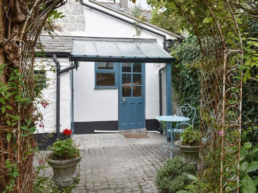 uma casa com uma porta azul e um pátio em The Old Lyme Brewhouse em Lyme Regis