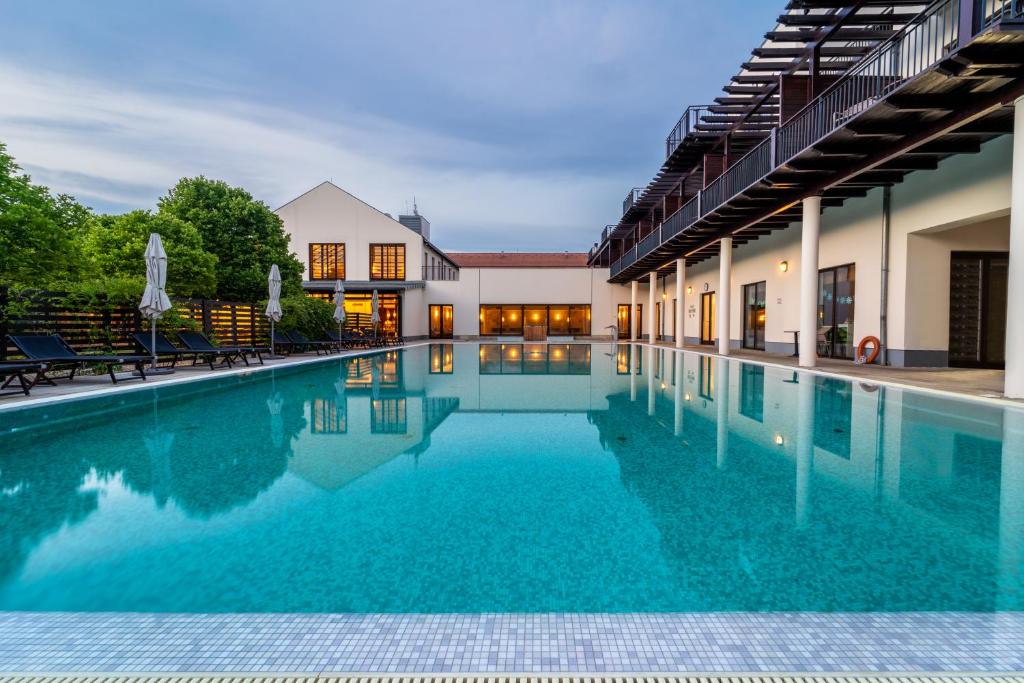 Bazén v ubytování Tisza Balneum Hotel nebo v jeho okolí