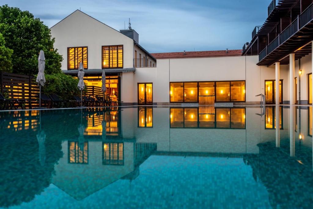 Bazén v ubytování Tisza Balneum Hotel nebo v jeho okolí