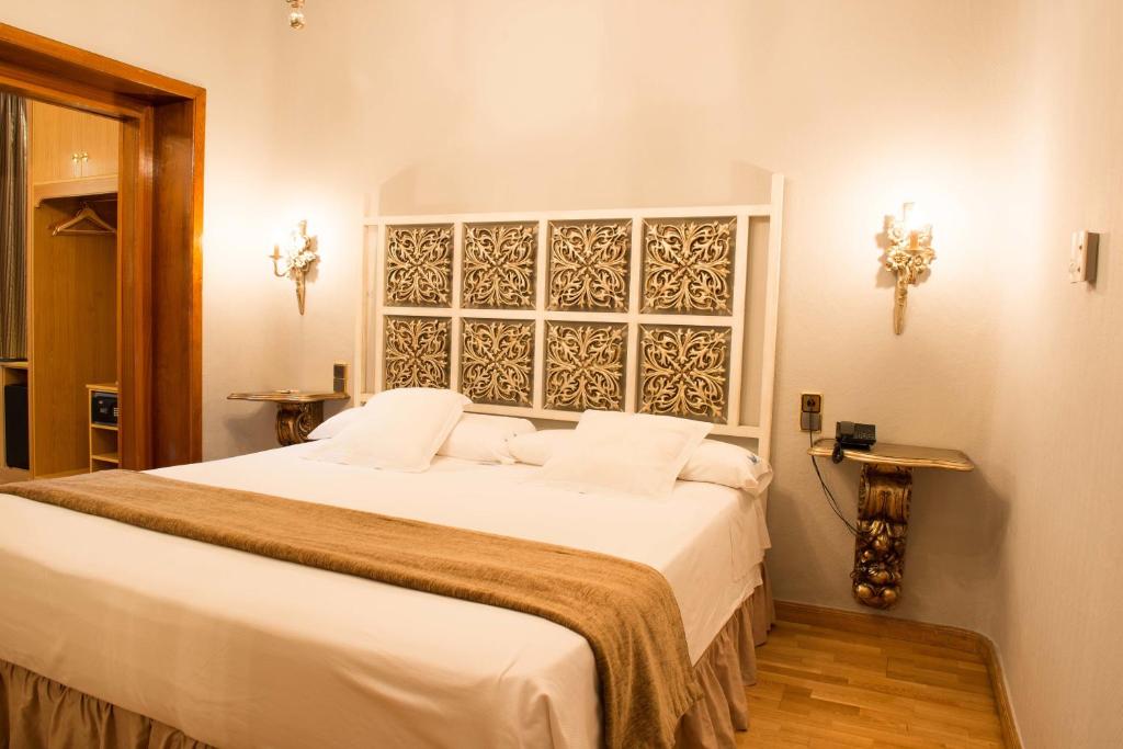 A bed or beds in a room at Los Angeles Hotel & Spa