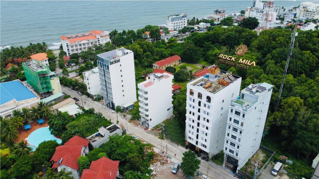 uma vista aérea de dois edifícios brancos junto ao oceano em Rockmila Hotel em Duong Dong