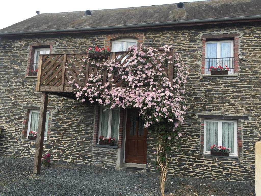 4 bed barn sleeps 8 private pool Chattemoue Javron - Housity